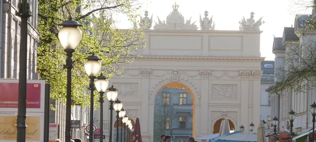 Das Brandenburger Tor in Potsdam ist ein barockes Triumphbogen-Bauwerk, das 1770/71 im Auftrag Friedrichs des Großen errichtet wurde. Es steht am westlichen Ende der Brandenburger Straße und ist eines der drei erhaltenen Stadttore Potsdams.