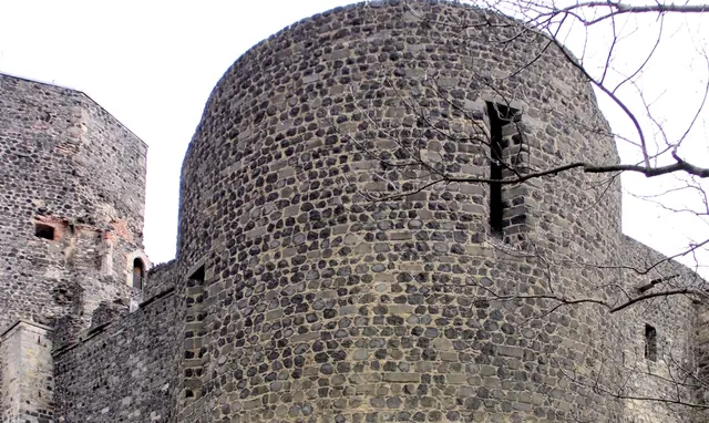  Burg Stolpe ist eine mittelalterliche Burgruine in Brandenburg, Deutschland, die besonders durch ihren massiven Turm namens „Grützpott“ bekannt ist.