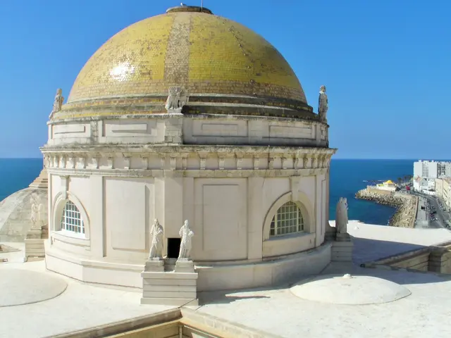 Die Kathedrale von Cádiz, offiziell „Catedral de Santa Cruz sobre las Aguas“, ist das bedeutendste religiöse Bauwerk der Stadt und ein architektonisches Highlight direkt am Meer.