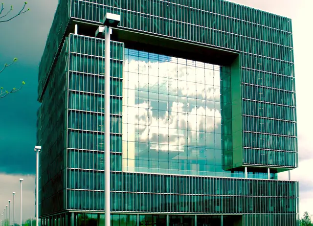 Das Thyssenkrupp-Hauptquartier in Essen heißt offiziell „Thyssenkrupp Quartier“ und befindet sich im Westviertel der Stadt. Es wurde 2010 eröffnet und ist ein architektonisch herausragender Bürokomplex mit nachhaltigem Anspruch.
