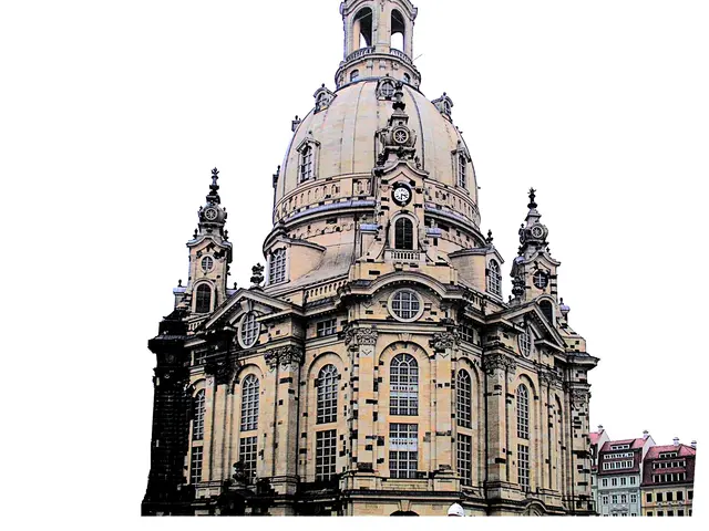 Die Frauenkirche in Dresden ist ein weltberühmtes Symbol für Frieden, Versöhnung und den Wiederaufbau nach dem Zweiten Weltkrieg. Sie wurde 2005 nach jahrzehntelanger Zerstörung originalgetreu rekonstruiert.