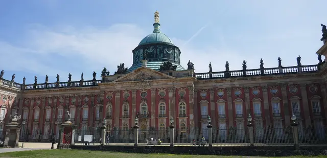 Das Neue Palais in Potsdam ist ein prachtvolles Rokoko-Schloss aus dem 18. Jahrhundert und zählt zu den beeindruckendsten Bauwerken im Park Sanssouci. Es ist heute als Museum zugänglich und ein Highlight für Besucher.