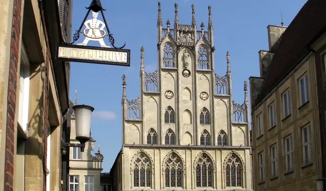 Das Historische Rathaus in Münster, gelegen am Prinzipalmarkt 10, ist ein gotisches Bauwerk aus dem 14. Jahrhundert und zählt zu den wichtigsten profanen Baudenkmälern Deutschlands. Es ist besonders bekannt für seine Rolle bei den Verhandlungen zum Westfälischen Frieden, der am 15. Mai 1648 im sogenannten Friedenssaal des Rathauses beschworen wurde. Dieser Frieden beendete sowohl den Dreißigjährigen Krieg als auch den Spanisch-Niederländischen Krieg und markierte die Geburtsstunde der modernen Niederlande.