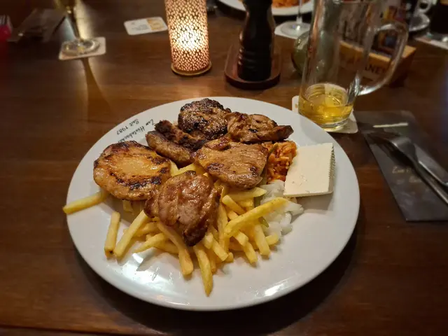 Ein schmackhafter Grillteller mit Pommes, Reis und Käse wurde geschlemmt. Jetzt wieder Sport... | Foto: Patrick Jost