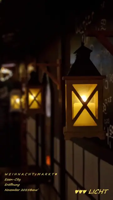 ZEIT der LICHTER♥
ZEIT der WEIHNACHTsMARKT-LICHTER♥
ZEIT des hoffentlich friedlichen Genießens´....
SEIT 1972 ♥(!) gibt es diese 
Weihnachtsmarkt-Tradition in meiner HEIMAT-Stadt:-)

https://youtu.be/9SmI_KtEe-Q?list=TLGGQGB9ITlrgaExNDExMjAyNQ

Die Essener Lichtwochen sind sogar schon weit über 70 Jahre alt/jung ....

Auch in Essen hat am heutigen 
14. November 2025 der "große" 
innerstädtische TRADITIONs-Weihnachtsmarkt
eröffnet!:-)
BIS zum 23.12.25 wird man hier richtig schön, gut und international (weihnachtlich) 
bummeln, shoppen, lecker schnabulierend 
genießen können ...
ES gibt auch Neuheiten.... und, ich habe tatsächlich auch schon GELD ausgegeben... für wunderschöne Geschenke ♥♥♥

einen ersten wunderschönen und leckerenVorgeschmack ...auf alles... habe ich nach Feierabend 
mit einer meiner Töchter heute schon erleben dürfen :-)

SEHR SEHR SCHÖN♥
2025@ana´