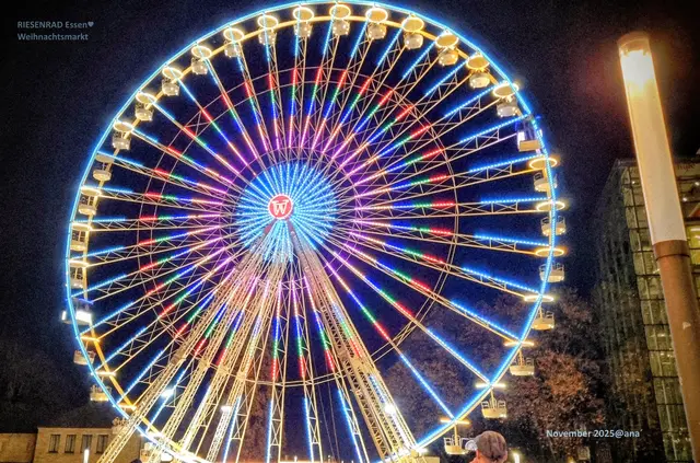 BUNT 
RUND
TOLL

bereits eine RUNDE Riesenrad gefahren 
TOLL♥♥♥

ESSEN Weihnachtsmarkt:-)

2025@ana´