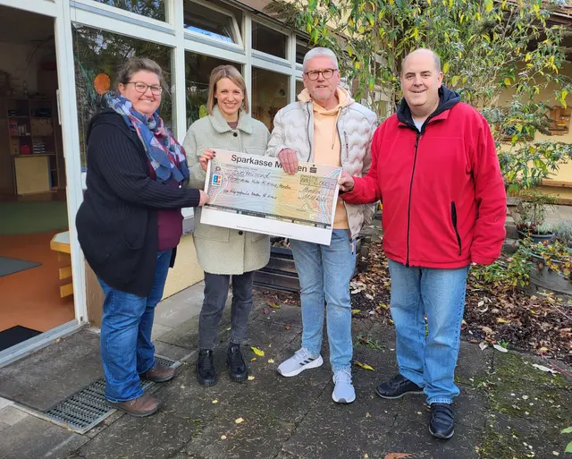 Die Kolpingsfamilie Menden Heilig Kreuz hat bei ihrem diesjährigen Fastenmarsch um Spenden für den Förderverein der Kindertagesstätte Heilig Kreuz gebeten. Es soll ein Spielhaus für den Außenbereich angeschafft werden.
Leider werden solche Anschaffungen nicht mehr öffentlich bezuschusst.
Nach Eingang einiger Spenden hat der Vorstand entschieden, auch den Erlös einer ehrenamtlichen Schicht im Bierstand vom Kolpingbezirk Menden/Fröndenberg auf der letzten Pfingstkirmes für dieses Projekt zu spenden und hat zusätzlich auf eine Gesamtsumme von 2.000 Euro aufgestockt.
In der letzten Woche wurde der Erlös des Fastenmarsch-Projektes durch den Vorsitzenden Heinz Jürgen Dasbeck und den 2. Vorsitzenden Guido Westermann übergeben.  
Theresa Kolbe vom Förderverein und Frau Mareike Brinkschulte vom Kindergarten haben sich sehr darüber gefreut und danken auch im Namen der Kinder den Spendern von ganzem Herzen! Foto: Kolpingfamilie Heilig Kreuz
