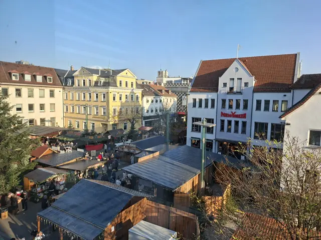 Der Göppinger Weihnachtsmarkt (BW) lockte mit netten Buden, gemütlichen kleinen Hütten, einem Kinderkarussell und einem guten Imbissangebot in die Altstadt. Handwerkskunst und co. ließ er leider vermissen.