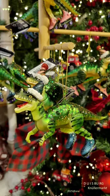 ... Mitte November traf ich eine Bekannte 
in DUISBURG ( kleine Weihnachtsmarkt-Runde usw)
... und, seit vielen Jahren tatsächlich auch mal´ wieder im
"KNÜLLER-Markt" ...
echt irre dort...
momentan natürlich weihnachtlicher DEKO´-Kram und Krempel... und vielseitiges Zubehör und... echt witzige, irre sowie auch sehr schöne klassische und ausgefallene Weihnachts-Baumkugeln und Schmuck!

SMILE
...eventuell mal´ einen rollschuhfahrenden Dinosaurier am Bäumchen ???

GrinZ
2025@ana´