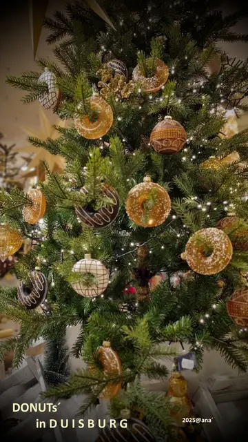 ...am Weihnachtsbaume, da hängt ne´-----

nen´ DONUT ...!?!

Dekorations-Alternativen 

gesehen in Duisburg :-)))

Nov.2025@ana´

