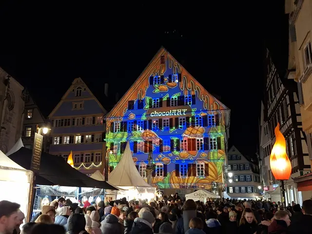 In Tübingen findet seit gestern die chocolArt 2025, das Tübinger Schokoladenfestival statt. Hier kommen Chocolatiers aus der ganzen Welt zusammen und präsentieren ihre Waren. Hinter den Kulissen finden allerdings auch Interessensaustausch und Workshops statt. Die Restaurants locken zur Schokofestzeit mit besonderen Schokoladen-Menüs. Ein Stand hatte zum Beispiel Schokobratwurst. Kling so komisch, dass ich es die nächsten Tage mal probieren muss. Ansonsten alles beim Alten, alles wie immer und immer wieder schön. | Foto: Patrick Jost
