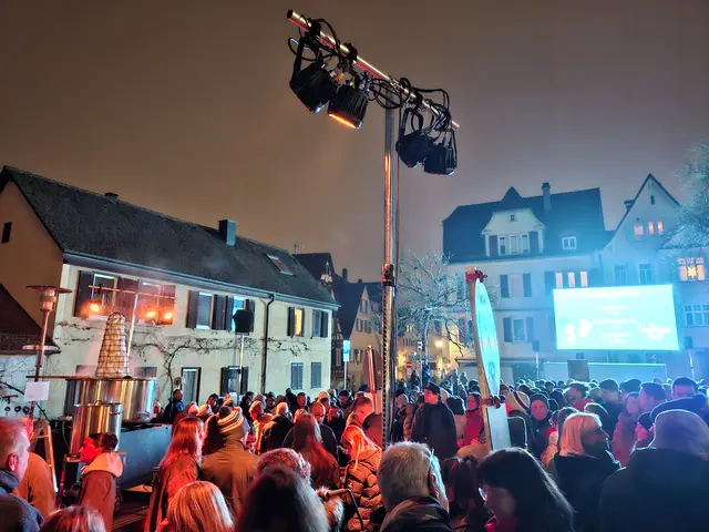 Links der Kessel, rechts die Leinwand und Feuerzangenbowle im Doppelpack gab es am Freitag am Rande des Tübinger Weihnachtsmarktes. Während man das Getränk genoss wurde der gleichnamige Film aufgeführt. Ein tolles Erlebnis. | Foto: Patrick Jost