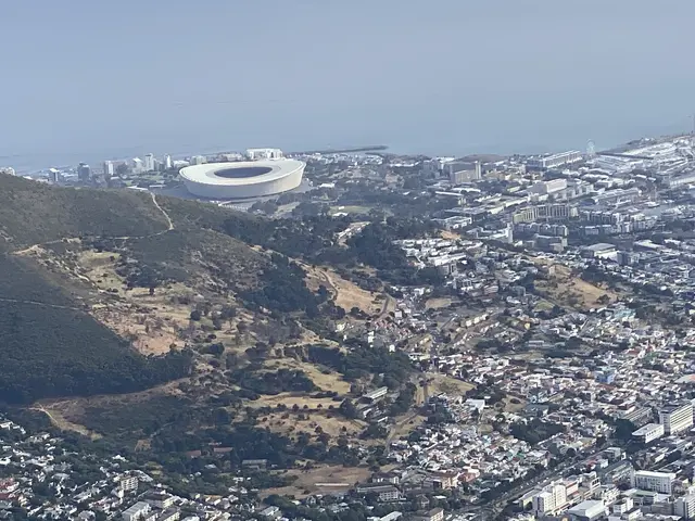 Blick vom Tafelberg auf das WM Stadion, da übrigens jetzt nicht mehr genutzt wird bzw von einem Drittligisten. Wäre doch was für unseren RWE.  | Foto: Umbehaue 