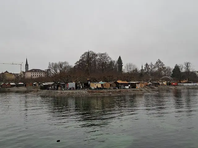 Der Weihnachtsmarkt in Konstanz, direkt am Bodensee, überzeugte mit einer schönen Atmosphäre. Von Seeseite aus sieht man wie nah am Wasser er gebaut ist. Kann man mal machen... | Foto: Patrick Jost