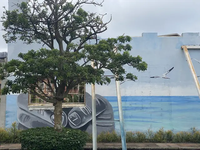 Im Sinne des Wortes. Alles nur Fassade. Das ganze Haus ist weg nur die Fassade ist geblieben. Hier muss die Wand noch gestützt werden. 