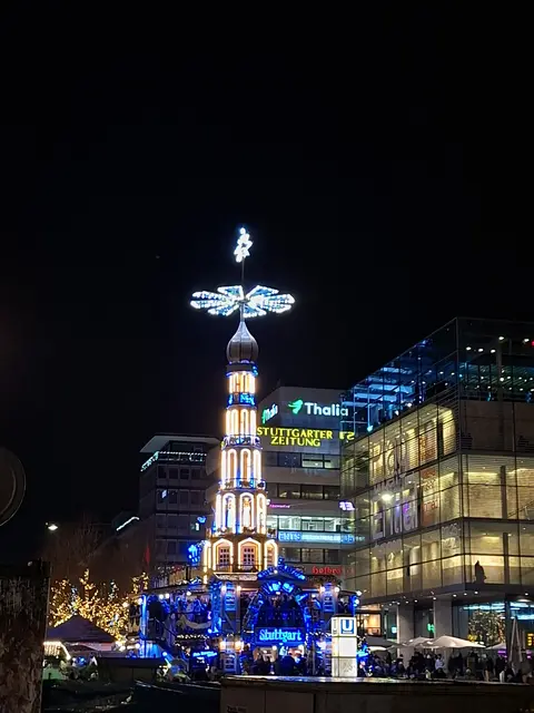 ...zumindest laut Betreiber. Sie ist eines der Highlights auf dem Stuttgarter Weihnachtsmarkt und misst eine Höhe von 26,5 Metern. 