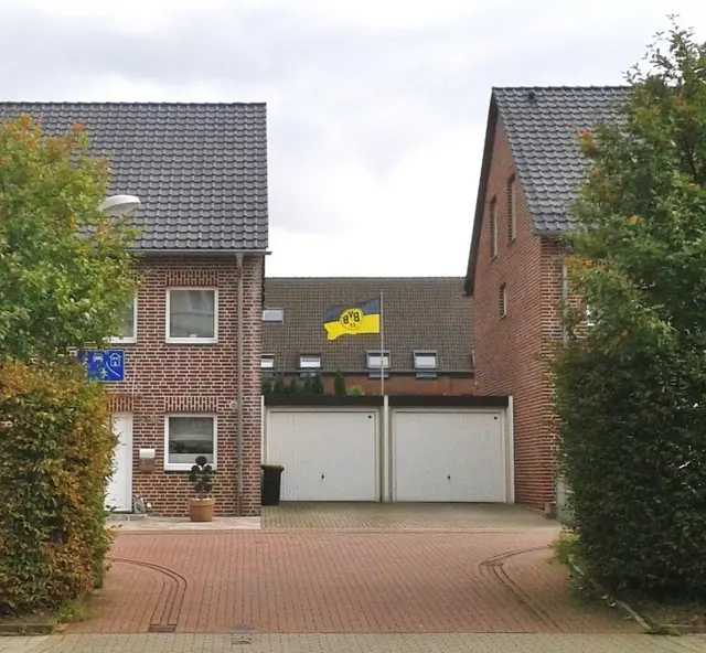 Nicht nur der RWE - Sportbegeisterung im Essener Norden: Mitten in Altenessen - und seit Jahren sogar von der U-Bahnhaltestelle aus sichtbar, flattert Schwarz-Gelb immer wieder im Wind. Man allerdings weiss nicht genau, ob sie nur nach gewonnenen Spielen hochgezogen wird und ob sie nach Niederlagen zeitweilig im Keller oder einer Schublade verschwinden muß! | Foto: Walter Wandtke