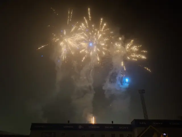 Kurz vor dem Feuerwerksverkaufsstart im Land fand heute Abend in Hagen ein Vorschießen statt. Präsentiertet wurden 45 Minuten lang eine bunte Palette verschiedenster Feuerwerksbatterien. Zum Finale gab es noch ein richtig gutes Profifeuerwerk zu sehen. Hat Spaß gemacht. Den Mitternachtsverkauf den ich letztes Jahr noch gemacht hab, spar ich mir dieses Jahr. Geht morgen direkt zum Bunker nach Witten.  | Foto: Patrick Jost 
