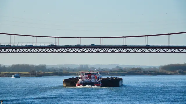 Schubboote sind ständig auf Rheintour. Sie erzeugen oft gewaltige Wellen. Hier ein Schubboot auf der Talfahrt.
