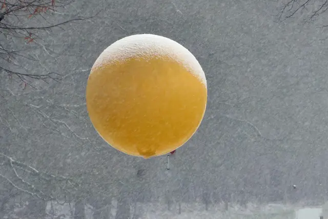 .. dann befindet man sich  man sich während starken Schneefalls auf dem Planetenweg am Pröbstingsee in Borken , wo unser Sonnensystem maßstabsgerecht nachgebaut wurde. (Ich habe die Sonne mit Photoshop von ihrer Aufhängung befreit!:))