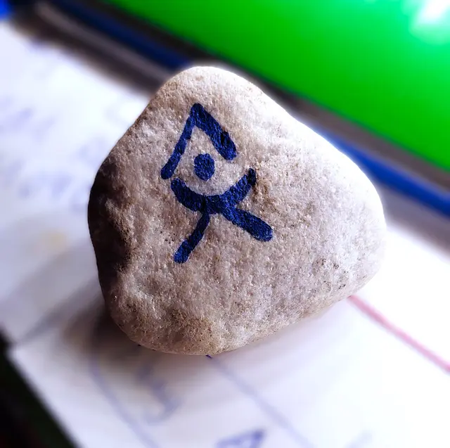 Ja dieser Stein lag hier in Emmerich nähe Schützenhalle. Habe Ihn zum fotografieren für meine Steinsammlung mitgenommen. Werde Ihn aber danach wieder auslegen.
Dieses Zeichen kann ich nicht deuten, du vielleicht ?
Nun denn, bin gespannt.
https://www.lokalkompass.de/emmerich/c-lk-gemeinschaft/findlinge-specksteine-pottsteine-steinhart-und-schoen_a1384203