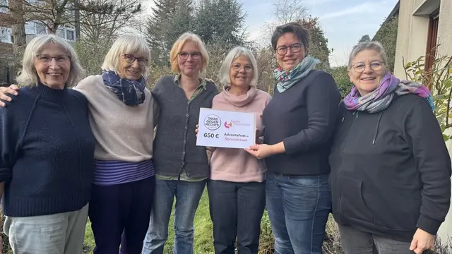 650 Euro konnten die OMAS GEGEN RECHTS der Sozialarbeiterin Kathleen Schmalfuß für das Frauenhaus-EN überreichen. Das Geld wurde auf dem Niedersprockhövler Adventsmarkt am 12. und am 14. Dezember zusammengetragen – und zwar durch den Verkauf von Keksen, Punsch, Wollsocken, Marmelade, Weihnachtskarten sowie durch Spenden. Bei der letzten Plenums-Sitzung der Initiative war überlegt worden, wohin der Erlös vom Adventsmarkt gehen soll. Schnell war klar, das Frauenhaus wird als lokales Projekt 
unterstützt. Bei der Übergabe berichtete Frau Schmalfuß von ihrer Arbeit im Frauenhaus und in den Beratungsstellen in Hattingen, Herdecke und Schwelm. Es wurde deutlich, wie wichtig und sinnvoll die Arbeit der Frauenbratungsstellen und des Frauenhauses ist.
Und auch, wie notwendig finanzielle Unterstützung des Frauenhauses ist, werden doch neue Räumlichkeiten für die Schutzsuchenden benötigt, denn das jetzige Frauenhaus  ist sehr marode. | Foto: Omas gegen Rechts Hattingen