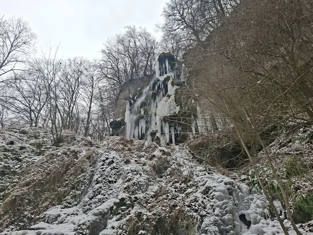 Der Wasserfall in Bad Urach (BW) ist zum Großteil zugefroren. Ein imposantes Naturschauspiel. | Foto: Patrick Jost