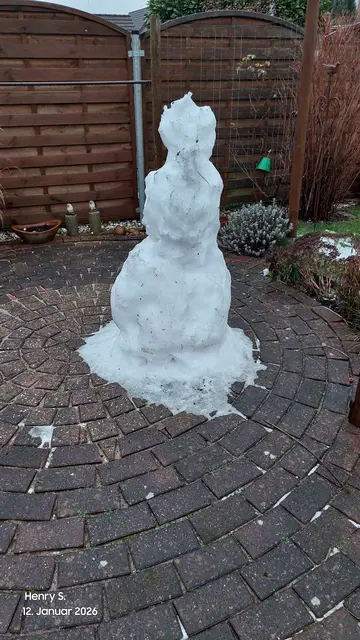 Es war einmal ;-) !
6 Tage steht er schon bei mir im Garten. Sein Gesicht hat er schon verloren Arme sind auch schon aufgetaut und die Flasche habe ich Ihm weggenommen. Er konnte sie eh nicht mehr halten. Bin gespannt ob er die Nacht übersteht. Wünsche Euch jedenfalls eine gute Nacht.