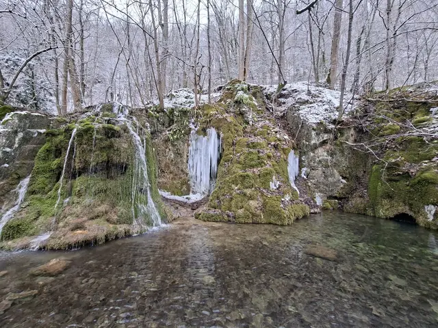 Der Gütersteiner Wasserfall bei Bad Urach (BW) ist teilweise gefroren. Eiskalter Naturgenuss. | Foto: Patrick Jost