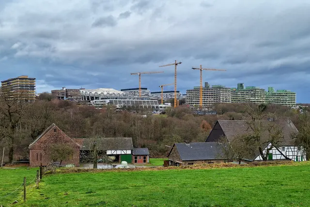 Ruhr-Universität Bochum; im Bereich der Baukräne wurde das NA-Gebäude komplett abgerissen und wird jetzt neu erstellt. Dahinter sind die bereits neuen I-Gebäude zu sehen. Rechts stehen noch die anderen alten N-Gebäude und links eines der alten G-Gebäude. Links der Baukräne befinden sich Audimax und die Mensa.
