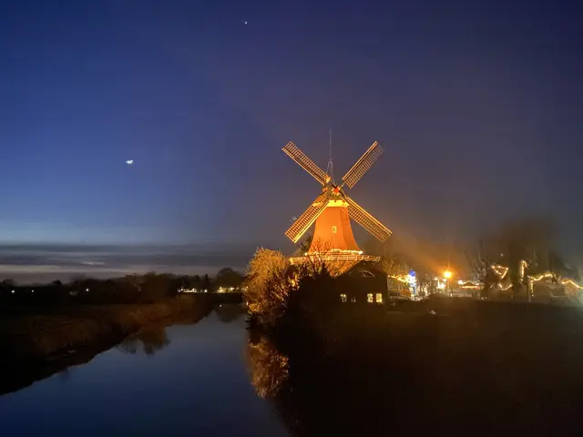 Die Instandsetzung ist abgeschlossen. Beide Mühlen prägen das Bild der Stadt, aber nur eine leuchtet.  | Foto: Umbehaue 