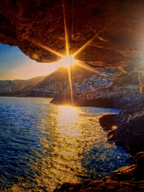 An einer Wand entdeckt. 
Nicht mein Meisterstück...
Abgeknipst...