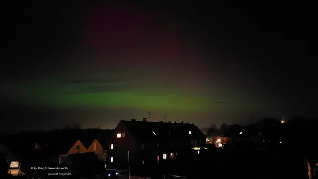 Unglaublich, aber wahr !!!
Durch Zufall entdeckt, Nordlichter über Emmerich !!!
Meine ersten Nordlichter habe ich in Schweden mit eigenen Augen gesehen. Nun auch hier am Niederrhein.
Ist schon gewaltig was die Natur so schönes zeigt.
Beste Grüße hier aus Emmerich .

