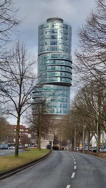 ... ist ein Bürohochhaus auf einem alten Hochbunker aus dem zweiten Weltkrieg.