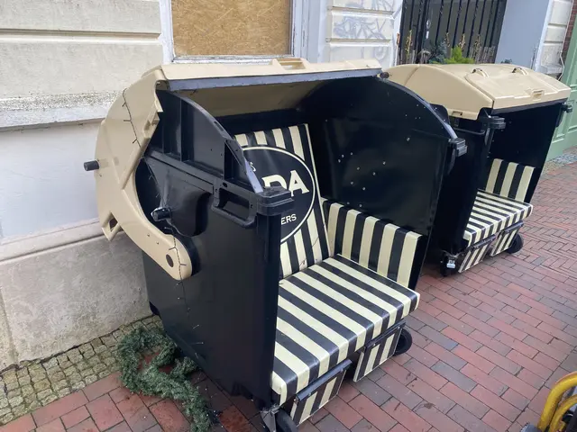 Ab in die Tonne. Wer sich gefragt hat welcher Müll gehört in welche Tonne. Der hat jetzt noch eine Möglichkeit. Hat doch was, so haben Mülltonnen noch einen anderen Sinn. Bei Regen wird der Deckel geschlossen und man kann weiter Kaffee trinken. Daumen hoch 👍 für die Idee.  | Foto: Umbehaue 