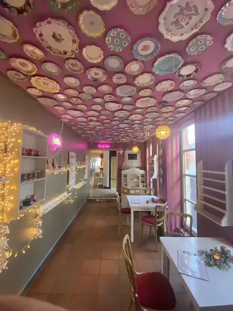 Ich liebe dieses Kaffee. Keine wütenden Frau kann jemanden einen Teller an den Kopf werfen und es ist eine tolle Deko. Übrigens der Kuchen schmeckt auch super.  | Foto: Umbehaue 