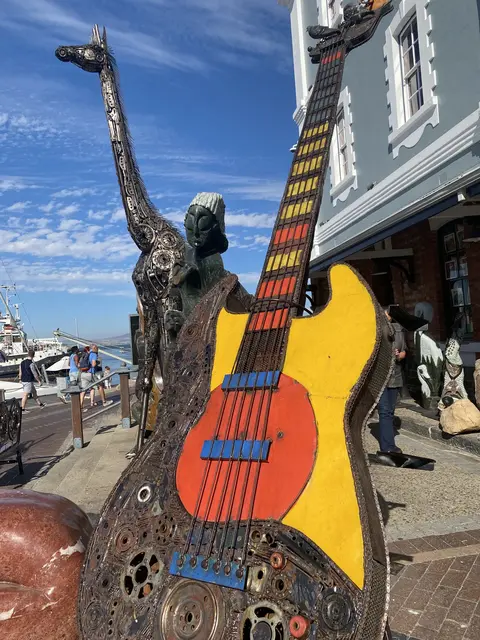 Das ist doch mal Kunst. Eine Gitarre aus Schrott. Zahnräder und Bremsscheiben, sinnvoll wieder verwendet. 
Nur am Klang muss man noch arbeiten.   | Foto: Umbehaue