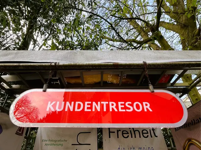 Ein Kundentresor verwahrt gute Kunden - hier Kunstprojekt im Museumshof der Villa Artis in Mülheim an der Ruhrstraße 3  | Foto: Andreas  Ingramm